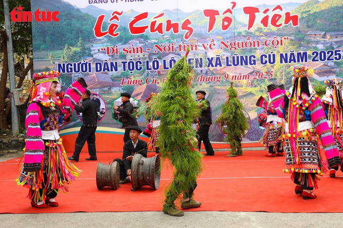 “អារក្សស្មៅ” រាំតាមចង្វាក់ស្គរ។ 04-ttdt0475.jpg