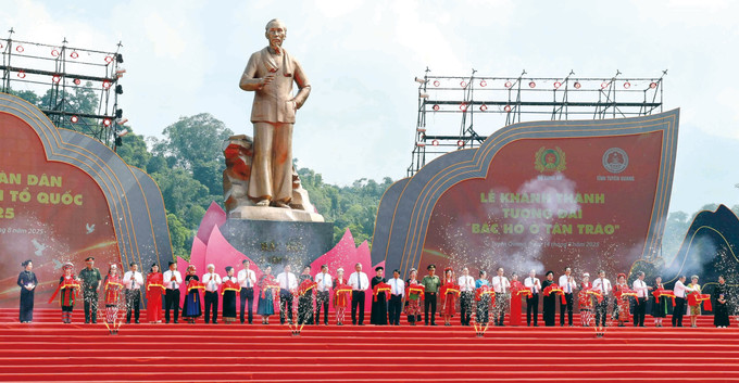 លោកអគ្គលេខាបក្ស តូឡឹម ជាមួយសមមិត្តថ្នាក់ដឹកនាំបក្ស រដ្ឋអញ្ជើញចូលរួមពិធីសម្ពោធរូបសំណាកលោក អ៊ំ ហូ នៅ តឹនត្រាវ (ខេត្ត ត្វៀនក្វាង) ថ្ងៃទី ១៤ ខែ សីហា ឆ្នាំ ២០២៥ a18.jpg
