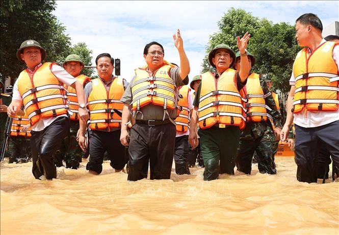 លោកនាយករដ្ឋមន្ត្រី ផាម មិញជិញ អញ្ជើញចង្អុលបង្ហាញណែនាំការងារប្រតិបត្តិការជួយសង្គ្រោះ សង្គ្រោះជនរងគ្រោះនិងដោះស្រាយផលវិបាកទឹកជំនន់បណ្តាលឱ្យជន់លិចលើទ្រង់ទ្រាយធំនៅខេត្ត ថៃង្វៀន។ រូបថត៖ យឿងយ៉ាង/ទីភ្នាក់ងារព័ត៌មានវៀតណាម 012-thu-tuong-cuu-nan-08102025-01.jpg