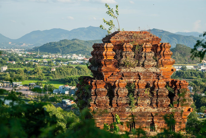 ប្រាសាទ បាញ់អ៊ីត ត្រូវបានសាងសង់នៅចុងសតវត្សទី ១១ ដល់ដើមសតវត្សទី ១២ ក្នុងសម័យកាលព្រះរាជាណាចក្រ ចម្ប៉ា រុងរឿង។ នេះជាសម័យកាលស្ថាបត្យកម្ម ចាម ឈានដល់ចំណុចកំពូល បង្ហាញយ៉ាងច្បាស់ឆ្លងតាមរយៈក្បូរក្បាច់ រចនាសម្ព័ន្ធនិងបច្ចេកទេសកសាង 08-thap-banh-it10.jpg