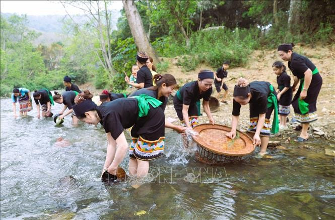 ពេលព្រឹកព្រលឹមស្រាងៗ នៃថ្ងៃដំបូងបន្ទាប់ពីមេឃមានផ្គរលាន់ មាមីងបងប្អូនភូមិ វាំងម៉ូន (ឃុំ ង៉ាមៃ ង៉េអាន) នាំយករបស់របរប្រើប្រាស់ចេញទៅជ្រោះទឹក ណឹមង៉ឹន ដើម្បីជូតសម្អាត មានអត្ថន័យលាងជម្រះជជុះចោលភ័ព្វសំណាងអាក្រក់ ទុក្ខកង្វល់ក្នុងឆ្នាំដើម្បីឈានចូលឆ្នាំថ្មី 06-potal-nghe-an-le-don-tieng-sam-dau-nam-cua-dan-toc-o-du-duoc-xep-hang-di-san-van-hoa-phi-vat-the-quo.jpg