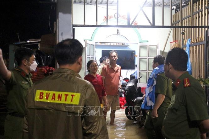 កងកម្លាំងសមត្ថកិច្ចចលនា ជួយប្រជាជនបន្លាស់ទីចេញផុតពីតំបន់លិចជ្រៅ។ 04-ngap-sau-lam-dong-28102025-05.jpg