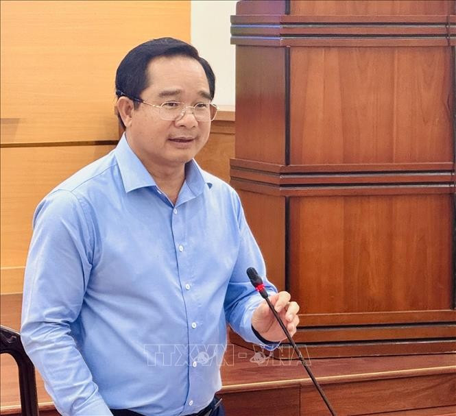សមមិត្ត ង្វៀន វ៉ាន់ដឿក សមាជិកគណៈកម្មាធិការមជ្ឈិមបក្ស អនុលេខាគណៈកម្មាធិការបក្សទីក្រុង ប្រធានគណៈកម្មាធិការប្រជាជនទីក្រុង ហូ ជីមិញ។ រូបថត៖ ថាញ់វូ - ទីភ្នាក់ងារព័ត៌មានវៀតណាម 10-potal-thanh-pho-ho-chi-minh-thanh-pho-dang-song-vuon-minh-trong-ky-nguyen-moi-stand.jpg