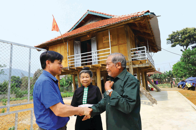 គ្រួសារលោក ក្វាង វ៉ាន់អាញ់ នៅភូមិ អៀន ឃុំ សាមមឺន ស្រុក ដៀនបៀន (ខេត្ត ដៀនបៀន) មានការរំជួលចិត្តនៅពេលទទួលបានការឧបត្ថម្ភសង់ផ្ទះថ្មី 8-an-thanh-dat-xoa-nha-tam-dien-bien.jpg