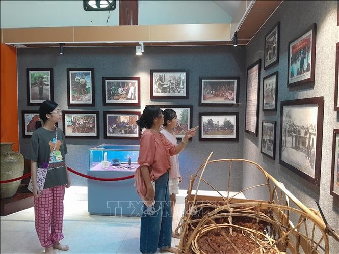 ភ្ញៀវទេសចរទស្សនាបរិយាកាសដាក់តាំងបង្ហាញវប្បធម៌ជនជាតិ ស្ទៀង។ រូបថត៖ កហ្គឿយហ៍ - ទីភ្នាក់ងារព័ត៌មានវៀតណាម 03-potal-dong-nai-kham-pha-khong-gian-trung-bay-van-hoa-dan-toc-stieng-soc-bom-bo-stand.jpg
