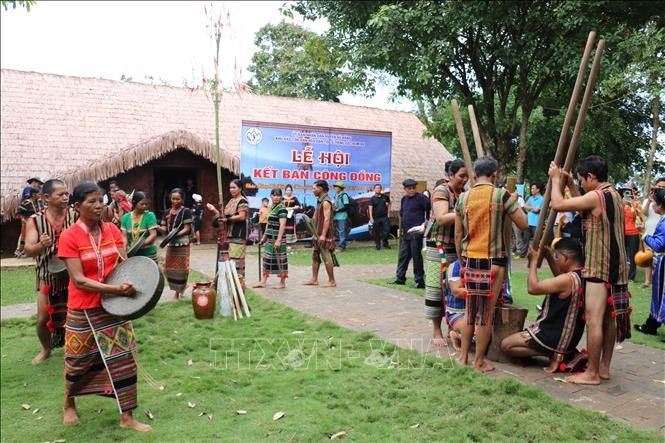 ការស្តារពិធីបុណ្យចងសម្ពន្ធមេត្រីភាពសហគមន៍របស់បងប្អូនជនជាតិ ស្ទៀង ឡើងវិញនៅតំបន់អភិរក្សវប្បធម៌ជនជាតិ ស្ទៀង ភូមិ បំប (ស្រុក ប៊ូដាំង ខេត្ត ប៊ិញភៀក)។ រូបថត៖ ញឹតប៊ិញ - ទីភ្នាក់ងារព័ត៌មានវៀតណាម 02-potal-50-nam-thong-nhat-dat-nuoc-binh-phuoc-vang-mai-tieng-chay-tren-soc-bom-bo-stand.jpg
