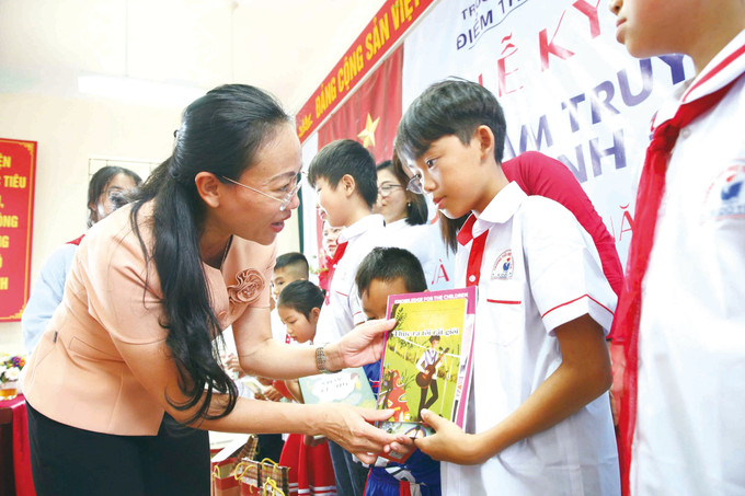 ការបង្ហាត់បង្រៀនរបស់អ្នកគ្រូៗ នៅលើកោះ ត្រឹន មិនត្រឹមតែនាំមកនូវចំណេះដឹងប៉ុននោះទេ ថែមទាំងជំនួយជំនឿចិត្តបន្ថែម ឆន្ទៈពុះពារជម្នះការលំបាកដល់គ្រូសិស្សនៅឯប៉មយាមជួរមុខនៃមាតុភូមិ។ 9-1.jpg