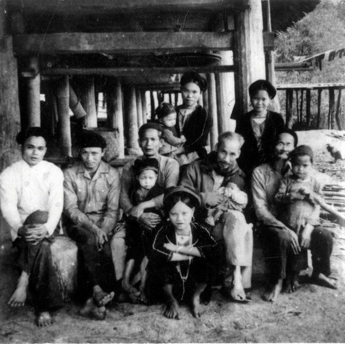 លោកប្រធាន ហូ ជីមិញ អញ្ជើញមកសួរសុខទុក្ខជនជាតិ យ៉ាវ មួយគ្រួសារនៅឃុំ មីបាំង ស្រុក អៀនសឺន ខេត្ត ត្វៀនក្វាង ក្នុងកំឡុងឆ្នាំនៅ វៀតបាក់ ឆ្នាំ ១៩៥២ ct-hcm-tham-nha-dan-o-tuyen-quang.jpg