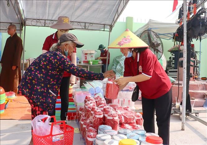 សម័យប្រជុំផ្សារ ០ ដុងនាំយកអំណោយទាំងឡាយដ៏ជាក់ស្តែងដល់ក្រុមគ្រួសារបងប្អូនជនជាតិ ខ្មែរ ក្រីក្រនៅឃុំ ត្រាកូន ស្រុក ត្រាអូន។ រូបថត៖ ឡេ ធុយហាំង - ទីភ្នាក់ងារព័ត៌មានវៀតណាម 08-potal-suc-song-moi-o-vung-dong-bao-dan-toc-khmer-tinh-vinh-long-stand.jpg