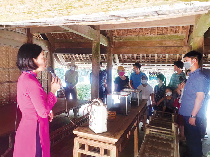អ្នកស្រី ភុង ធីហឿងយ៉ាង បានផ្សារភ្ជាប់ជាមួយការងារអធិប្បាយអស់រយៈពេល ២៦ ឆ្នាំមកពុះកញ្ជ្រោលចំណាប់អារម្មណ៍ជានិច្ចពេលបានឧទ្ទេសនាមអំពីលោក អ៊ំ ជូនដល់ភ្ញៀវទេសចរទាំងឡាយ a03.jpg