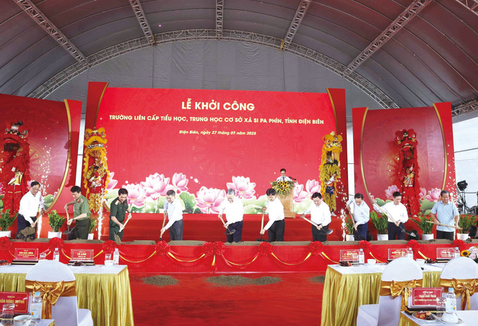 លោកអគ្គលេខាបក្ស តូឡឹម និងគណៈប្រតិភូប្រារព្ធពិធីបើកការដ្ឋានសាងសង់សាលាបឋមសិក្សា អនុវិទ្យាល័យអន្តរកម្រិតឃុំ ស៊ីប៉ាភីន (ខេត្ត ដៀនបៀន) 2.jpg