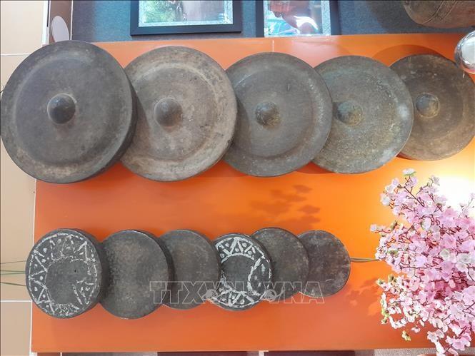 គង ឃ្មោះជាឧបករណ៍ភ្លេងពិសេសដោយឡែកមួយរបស់ជនជាតិ ស្ទៀង។ រូបថត៖ កហ្គឿយហ៍ - ទីភ្នាក់ងារព័ត៌មានវៀតណាម 05-potal-dong-nai-kham-pha-khong-gian-trung-bay-van-hoa-dan-toc-stieng-soc-bom-bo-stand.jpg