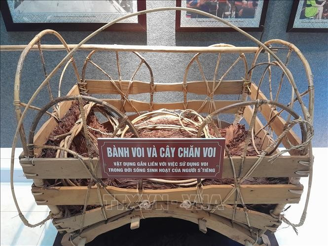 របស់របរប្រើប្រាស់ផ្សារភ្ជាប់នឹងការប្រើប្រាស់សត្វដំរីក្នុងជីវភាពជនជាតិស្ទៀង។ រូបថត៖ កហ្គឿយហ៍ - ទីភ្នាក់ងារព័ត៌មានវៀតណាម 02-potal-dong-nai-kham-pha-khong-gian-trung-bay-van-hoa-dan-toc-stieng-soc-bom-bo-stand.jpg