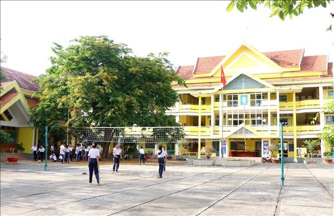 សាលារៀនថាក់រៀនត្រូវបានវិនិយោគយ៉ាងធំទូលាយស្អាតបាតបង្កលក្ខខណ្ឌអំណោយផលសម្រាប់សិស្សសាលាតំបន់បងប្អូនជនជាតិ ខ្មែរ ខេត្ត វិញឡុង សិក្សារៀនសូត្រ។ រូបថត៖ ឡេ ធុយហាំង - ទីភ្នាក់ងារព័ត៌មានវៀតណាម 03-potal-suc-song-moi-o-vung-dong-bao-dan-toc-khmer-tinh-vinh-long-stand.jpg