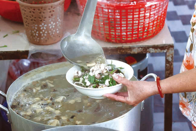 ទឹកស៊ុបនៃនំបញ្ចុកទឹកសម្លគឺការគួបផ្សំរវាងប្រហុក សាច់ត្រីផ្ទក់ ត្រីប្រឃឿ អណ្តែងកុយពន្លះយកឆ្អឹងចោលឬបង្គា កំពឹស សាច់ជ្រូកចិញ្រ្ចាំនិងផ្សិតចំបើង ។ល។ 2-3.jpg