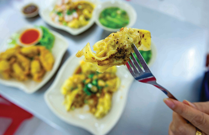 នំគាវ មុខអាហារពិសេសដាច់ដោយឡែកត្រូវបានមាមីងបងប្អូនជនជាតិ ចិន ធ្វើអាជីវកម្មច្រើនបំផុតនៅវិថីភោជនាហារ ហា តូនក្វៀន pho-am-thuc-nguoi-hoa-4.jpg