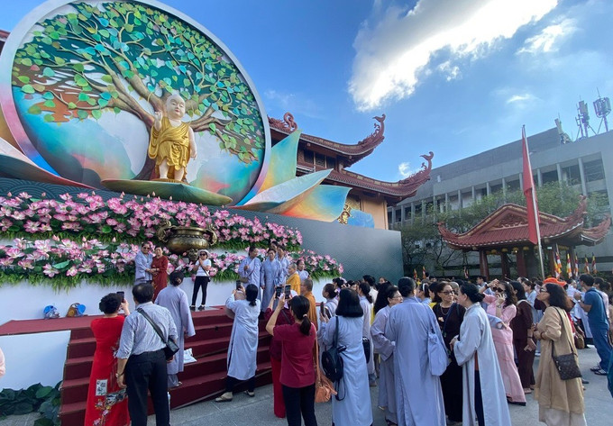 តំបន់ខាងក្នុងបរិវេណវត្ត វៀតណាមក្វឹកទឺ ប្រជាជនមករង់ចាំធ្វើសក្ការៈបូជាយ៉ាងច្រើនកុះករ 021-xaloi03.jpg