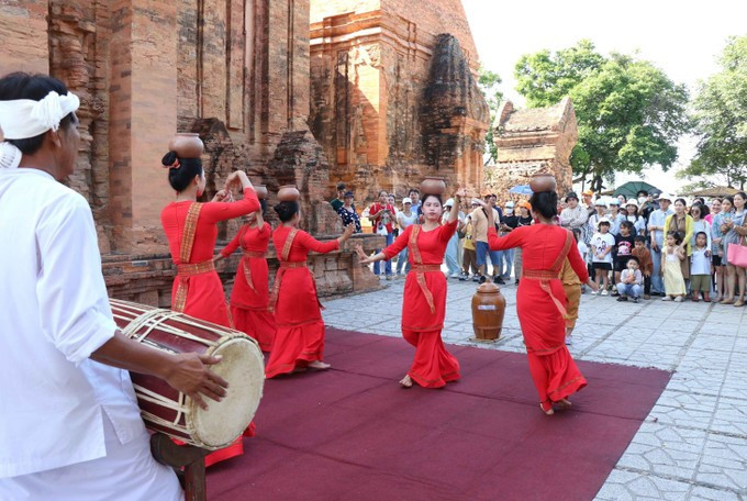 កម្មវិធីសម្តែងសិល្បៈតាមចង្វាក់រាំរបស់ជនជាតិ ចាម នៅប្រសាទ ពោណាហ្ការ៍ ខេត្ត ខាញ់ហ្វា។ រូបថតឯកសារ - ពន្យល់ដោយប្រើរូបភាព៖ ដាំងទន់ - ទីភ្នាក់ងារព័ត៌មានវៀតណាម dan-toc-cham-11092025-01.jpg