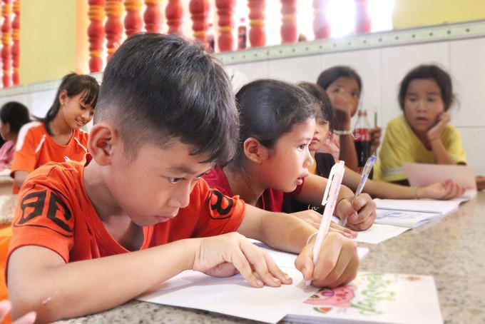កុមារា សឺន ហ្វាងផឿង លើកដំបូងកណ្ឌៀតសៀវភៅទៅកាន់វត្តរៀនអក្សរ ខ្មែរ ហាត់សរសេរអក្សរមូលដ្ឋានតាំងពីមួយតួក្នុងម៉ោងសិក្សានៅកន្លែងរៀនឱកាសវិស្សមកាលវត្ត ជ្រោយទឹមកណ្តាល (ភូមិ តឹមឡុក ឃុំ ដាយតឹម) 13-b-hoc-he.jpg