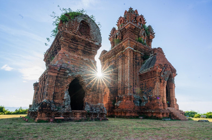 ប្រាសាទ បាញ់អ៊ីត ត្រូវបានសាងសង់នៅចុងសតវត្សទី ១១ ដល់ដើមសតវត្សទី ១២ ក្នុងសម័យកាលព្រះរាជាណាចក្រ ចម្ប៉ា រុងរឿង។ នេះជាសម័យកាលស្ថាបត្យកម្ម ចាម ឈានដល់ចំណុចកំពូល បង្ហាញយ៉ាងច្បាស់ឆ្លងតាមរយៈក្បូរក្បាច់ រចនាសម្ព័ន្ធនិងបច្ចេកទេសកសាង 04-thap-banh-it6.jpg