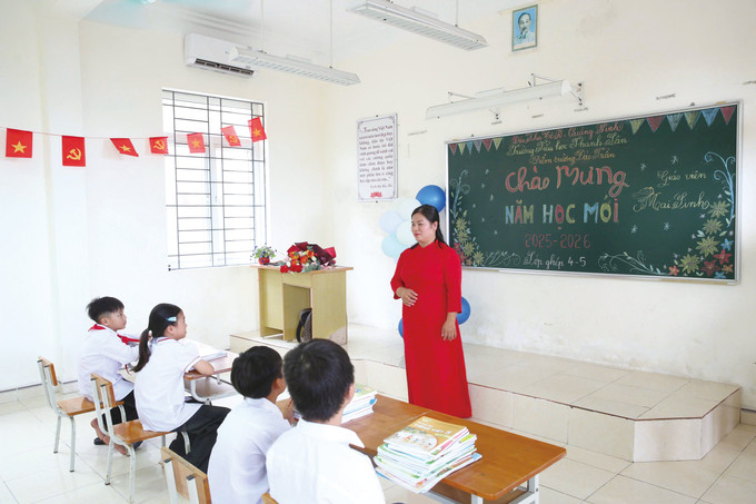 ដោយសារចំនួនសិស្សតិចបានជាប្អូនៗ ថ្នាក់ទី ៤ និងទី ៥ នៅសាលាអន្តរកម្រិតកោះ ត្រឹន ត្រូវបានរៀនថ្នាក់គួប។ 25.jpg