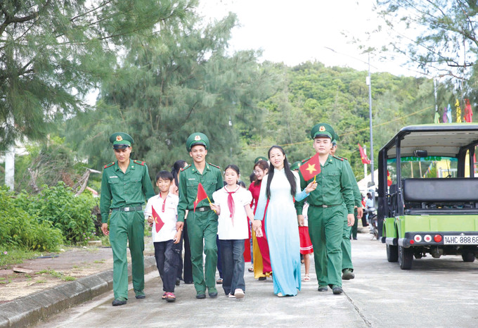 ការបង្រៀនសិក្សារៀនសូត្រនៅ កោះ ត្រឹន អ្នកគ្រូៗ តែងតែទទួលបានការជួយជ្រោមជ្រែង ឧបត្ថម្ភយ៉ាងអស់ពីចិត្តពីថ្លើមរបស់កងទ័ពនិងប្រជាជនលើកោះ។ 4-2.jpg