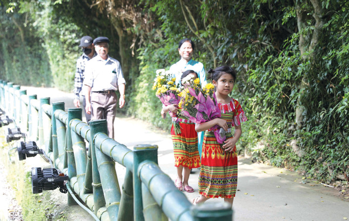 បណ្តាបាច់ផ្កាស្រស់ប៉ប្រិមតម្កល់គោរពដល់លោក អ៊ំ a07.jpg