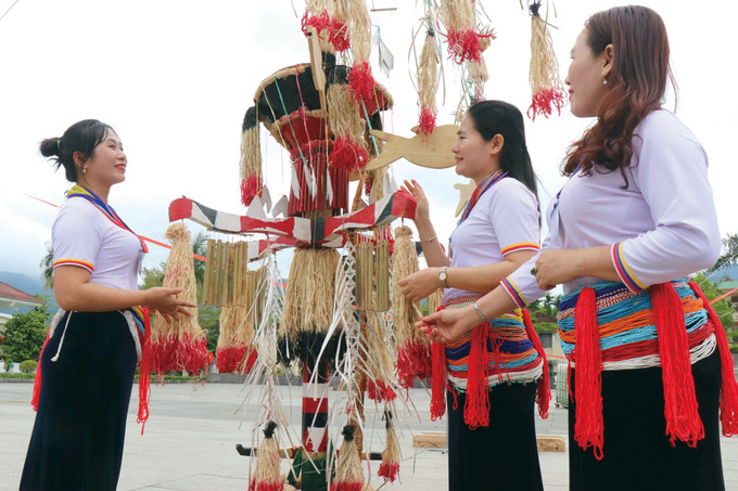 យុវនារីទាំងឡាយស្លៀកពាក់សម្លៀកបំពាក់ជនជាតិ ករ៍ ថតរូបក្បែរដើមនេវ cn9.jpg