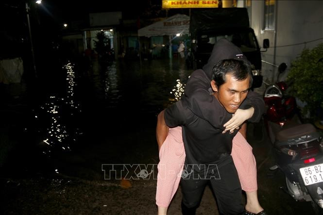 ជួយប្រជាជនបន្លាស់ទីចេញផុតពីតំបន់លិចជ្រៅទៅកាន់កន្លែងសុវត្ថិភាព។ 05-ngap-sau-lam-dong-28102025-04.jpg