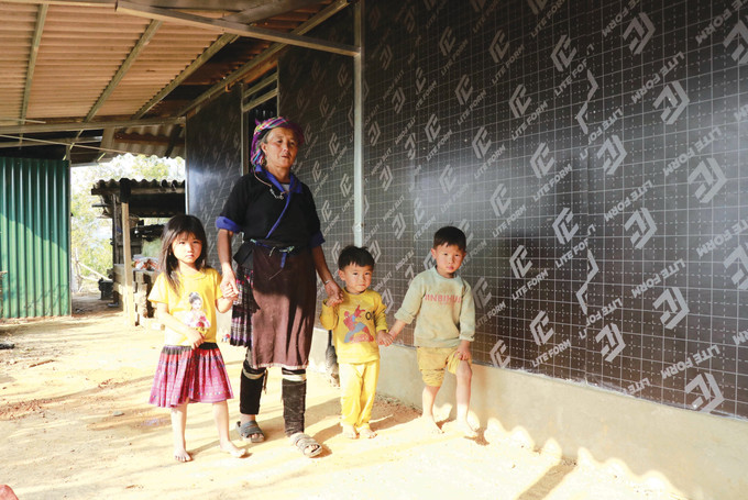លោកស្រី ថាវ ធីកួ ភូមិ ត្រុងតុង ឃុំ ចេគូញ៉ា ស្រុក មូកាងចាយ សុភមង្គលនៅក្បែរកូនចៅពេលមានផ្ទះថ្មីដើម្បីស្នាក់នៅ 26.jpg