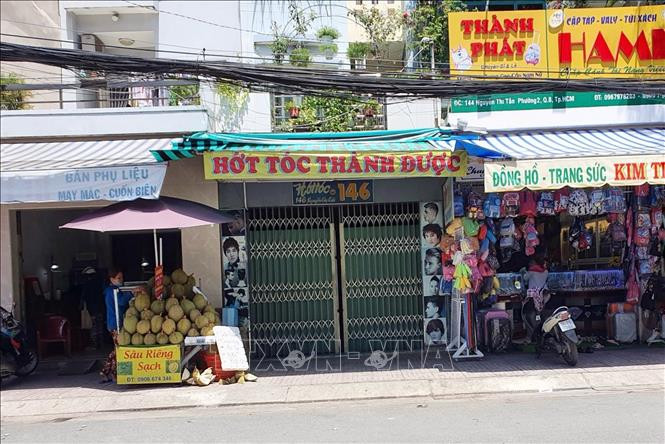 ហាងកាត់សក់ កែសម្ផស្ស សួនច្បារនិងវិថីថ្មើរជើងទាំងឡាយនៅទីក្រុង ហូជីមិញ ត្រូវផ្អាកដំណើការជាបណ្តោះអាសន្ន ảnh 3