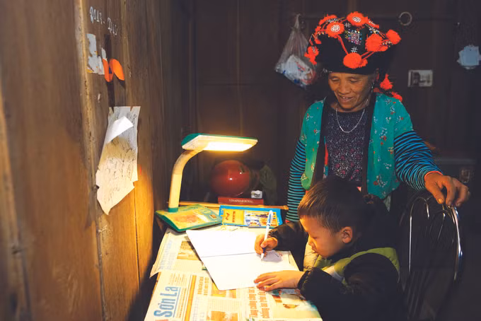 វង្សត្រកូលគំរូៗ ក្នុងវិស័យជំរុញការសិក្សា គាំទ្រនិងលើកកម្ពស់អ្នកមានទេពកោសល្យនៅឃុំ ផុងឡាយ ảnh 2