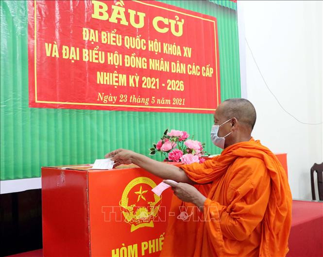 ម្ចាស់ឆ្នោតជាព្រះសង្ឃ ខ្មែរ ខេត្ត សុកត្រាំង និមន្តទៅបោះឆ្នោតជ្រើសតាំងតំណាងរាស្រ្ត ảnh 3