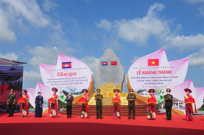 ក្រុមគណៈប្រតិភូអញ្ជើញប្រារព្ធពីធីសម្ពោធបណ្តុំសំណង់ បើកសម្ពោធបណ្តុំសំណង់រំលឹកអនុស្សាវរីយ៍ដំណើរការឆ្ពោះទៅរកការសង្គ្រោះជាតិរបស់លោកនាយករដ្ឋមន្រ្តី កម្ពុជា ហ៊ុនសែន នៅខេត្ត ប៊ិញភឿក ảnh 8