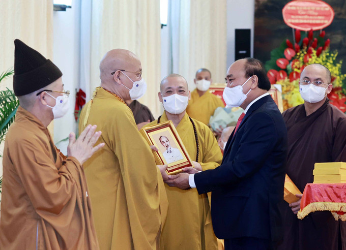 លោកប្រធានរដ្ឋ ង្វៀនស៊ន់ភុក ទទួលជួបក្រុមប្រតិភូនៃពុទ្ធសាសនា វៀតណាម ảnh 9