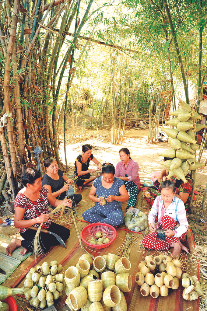 ស្ត្រី ខ្មែរ រួចផុតពីភាពក្រីក្រអាស្រ័យដោយបានចូលរួមក្រុមសហការតម្បាញរវៃផលិតផលហត្ថកម្មវិចិត្រសិល្បៈ យ៉ុងឌិញ នៅឃុំ ដាយអាន ស្រុក ត្រាគូ (ខេត្ត ត្រាវិញ) តម្បាញរវៃផលិតផលហត្ថកម្មវិចិត្រសិល្បៈភូមិ យ៉ុងឌិញ ឃុំ ដាយអាន ស្រុក ត្រាគូ (ខេត្ត ត្រាវិញ) ảnh 1