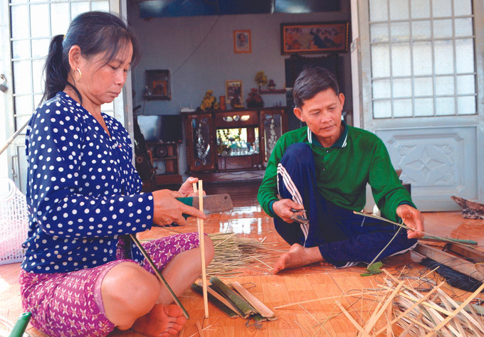 គ្រួសារបង ង្វៀនវ៉ាន់ដែប សមាជិកមួយនៃតំបន់តាំងទីលំនៅលេខ ១១៩ មិនត្រឹមតែបានប្រគល់ជូនផ្ទះមេត្តាធម៌ ផ្តល់ដីបង្កបង្កើនផល ឧបត្ថម្ភពូជដំណាំ ពូជសត្វចិញ្ចឹមប៉ុណ្ណោះទេ ថែមទាំងបានបណ្តុះបណ្តាល វិជ្ជាជីវៈ បង្កើតការងារធ្វើទៀតផង មានជីវិតរស់នៅសុខដុមរមនាប្រកបមុខរបរចិញ្ចឹមជីវិតសមល្មមនៅតំបន់តាំងទីលំនៅលេខ ១១៩ ảnh 1