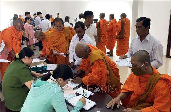 ខេត្ត សុកត្រាំង ពន្លឿនដំណើរការនៃការផ្តល់អត្តសញ្ញាណប័ណ្ណភ្ជាប់បន្ទះឈីបអេឡិចត្រូនិចអោយប្រជាជន ảnh 4