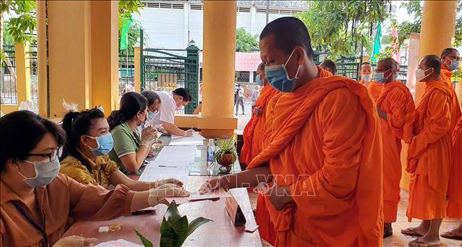 ម្ចាស់ឆ្នោតជាព្រះសង្ឃ ខ្មែរ ខេត្ត សុកត្រាំង និមន្តទៅបោះឆ្នោតជ្រើសតាំងតំណាងរាស្រ្ត ảnh 2