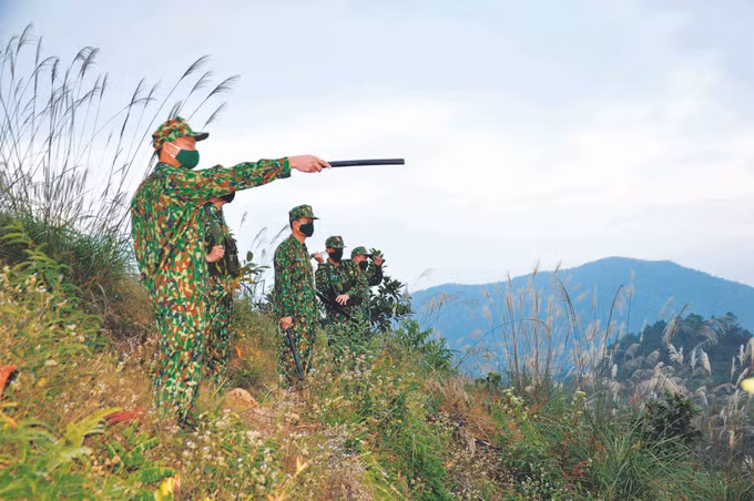 ប៉ុស្តិ៍ការពារព្រំដែន បាក់សឺន អនុវត្ត "គោលដៅពីរដើរទន្ទឹមគ្នា" នៅតំបន់ជាយដែន ảnh 1