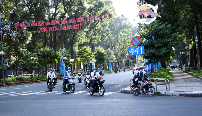 ទីក្រុង ហូជីមិញ ​អនុវត្ត​គម្លាត​​សុវត្ថិភាព​សង្គម​ដើម្បីបង្កើនការងារបង្ការ ទប់ស្កាត់ការរីករាលដាលនៃជំងឺកូវីដ-១៩ ảnh 2