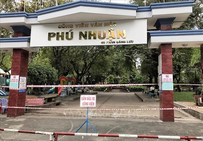 ហាងកាត់សក់ កែសម្ផស្ស សួនច្បារនិងវិថីថ្មើរជើងទាំងឡាយនៅទីក្រុង ហូជីមិញ ត្រូវផ្អាកដំណើការជាបណ្តោះអាសន្ន ảnh 2