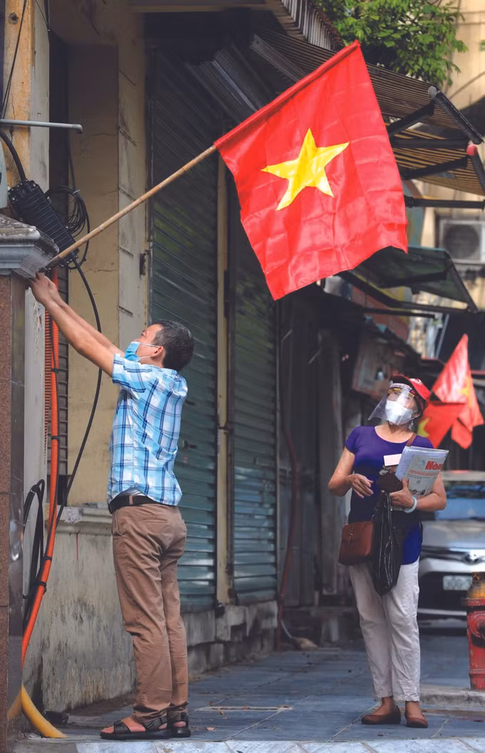 ទិដ្ឋភាពស្រស់ឆើតឆាយដោយទង់ជាតិពណ៌ក្រហម ផ្កាយលឿងនៃរដ្ឋធានី ហាណូយ ក្នុងទិវាបុណ្យឯករាជ្យ ảnh 5