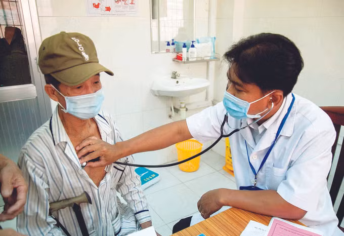 វេជ្ជបណ្ឌិត ខ្មែរ ម្នាក់ជួយមើលថែសុខភាពប្រជាជនដោយអស់ពីចិត្តពីថ្លើម ảnh 1