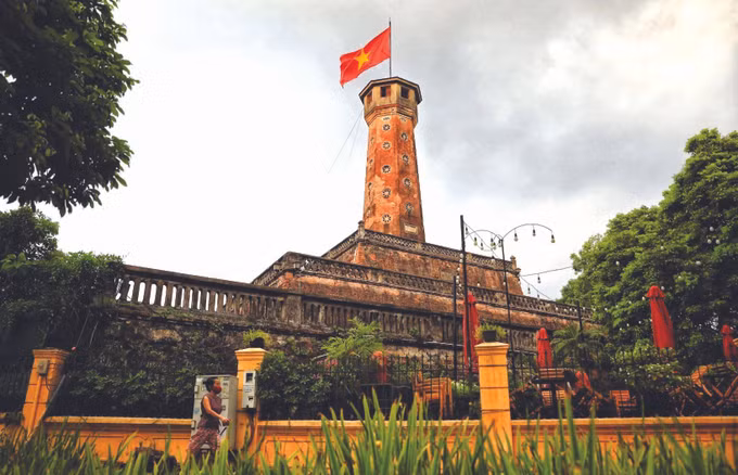 ទិដ្ឋភាពស្រស់ឆើតឆាយដោយទង់ជាតិពណ៌ក្រហម ផ្កាយលឿងនៃរដ្ឋធានី ហាណូយ ក្នុងទិវាបុណ្យឯករាជ្យ ảnh 1