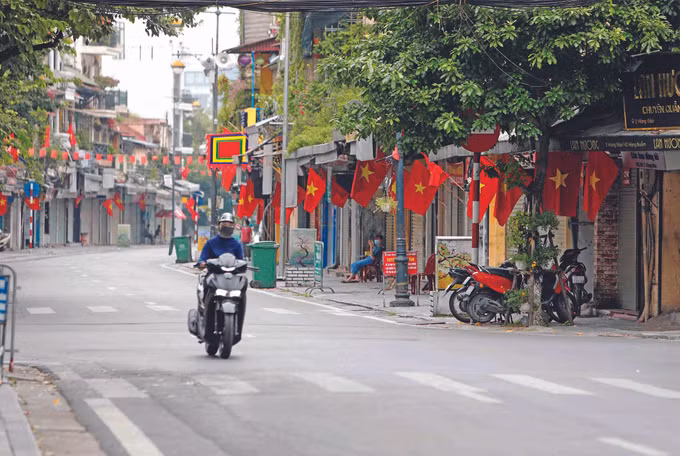 ទិដ្ឋភាពស្រស់ឆើតឆាយដោយទង់ជាតិពណ៌ក្រហម ផ្កាយលឿងនៃរដ្ឋធានី ហាណូយ ក្នុងទិវាបុណ្យឯករាជ្យ ảnh 4