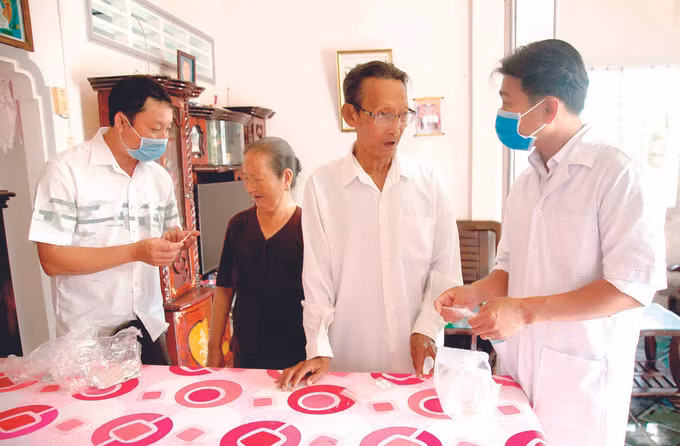 វេជ្ជបណ្ឌិត ខ្មែរ ម្នាក់ជួយមើលថែសុខភាពប្រជាជនដោយអស់ពីចិត្តពីថ្លើម ảnh 2