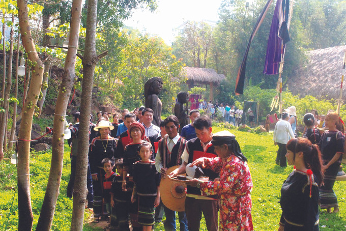 ជនជាតិ អេដេ ប្រារព្ធពិធីសែនកំពង់ទឹកនៃភូមិ អាកូយ៉្ហុង ភូមិ អាកូ យ៉្ហុង លក្ខណៈដ៏ស្រស់ស្អាតរបស់ជនជាតិ អេដេ នៅចំកណ្តាលទីក្រុង ảnh 1