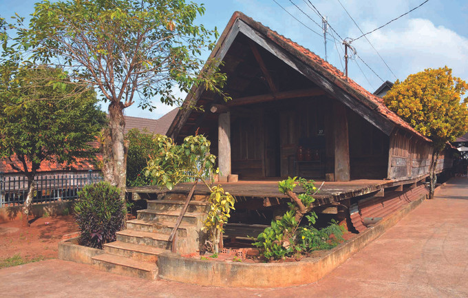 នៅតាមដងផ្លូវធំ ផ្ទះនៃប្រជាជននីមួយៗ នៅក្នុងភូមិ អាកូ យ៉្ហុង សុទ្ធតែមានផ្ទះវែងបែបប្រពៃណីដែលតំណាងឱ្យវប្បធម៌របស់ជនជាតិ អេដេ ភូមិ អាកូ យ៉្ហុង លក្ខណៈដ៏ស្រស់ស្អាតរបស់ជនជាតិ អេដេ នៅចំកណ្តាលទីក្រុង ảnh 4