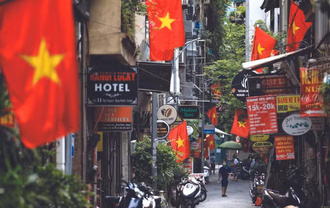 ទិដ្ឋភាពស្រស់ឆើតឆាយដោយទង់ជាតិពណ៌ក្រហម ផ្កាយលឿងនៃរដ្ឋធានី ហាណូយ ក្នុងទិវាបុណ្យឯករាជ្យ ảnh 3